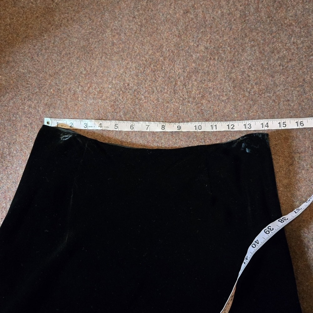 Trousers Etc Black Velvet Skirt With Embroidered Declas On Hem Size 4 - Picture 5 of 7